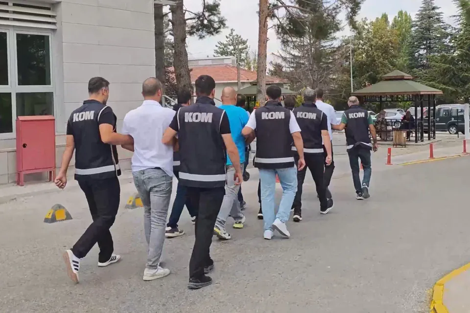 Kırşehir'de iş yerine çağırıp dövüp gasp ettiler: 4 şüpheli tutuklandı görseli