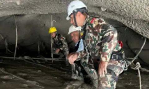 Nepal'de tünelde mahsur 35 işçi: 7 gün sonra hayatta kalma umudu güçleniyor