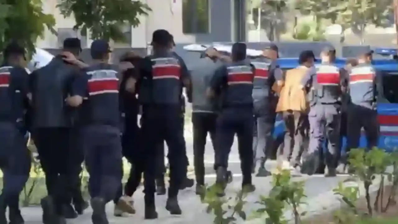 Gaziantep merkezli 3 ilde DEAŞ operasyonu: 5 şüpheli tutuklandı Gaziantep merkezli 3 ilde DEAŞ operasyonu: 5 şüpheli tutuklandı