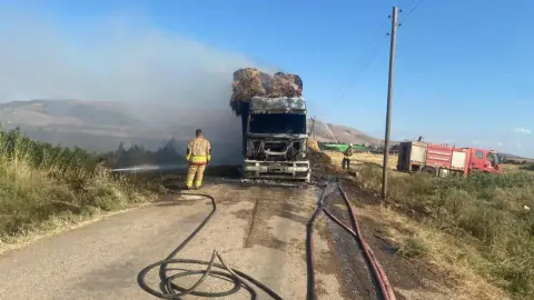 Hatay'da Korkutan Yangın: Saman Yüklü Tır Hurdaya Döndü