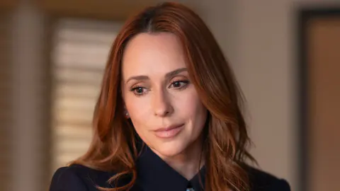 Jennifer Love Hewitt'tan 9-1-1 Dizisinde Radikal Değişim: Yeni İmajı Şaşırttı Jennifer Love Hewitt'tan 9-1-1 Dizisinde Radikal Değişim: Yeni İmajı Şaşırttı