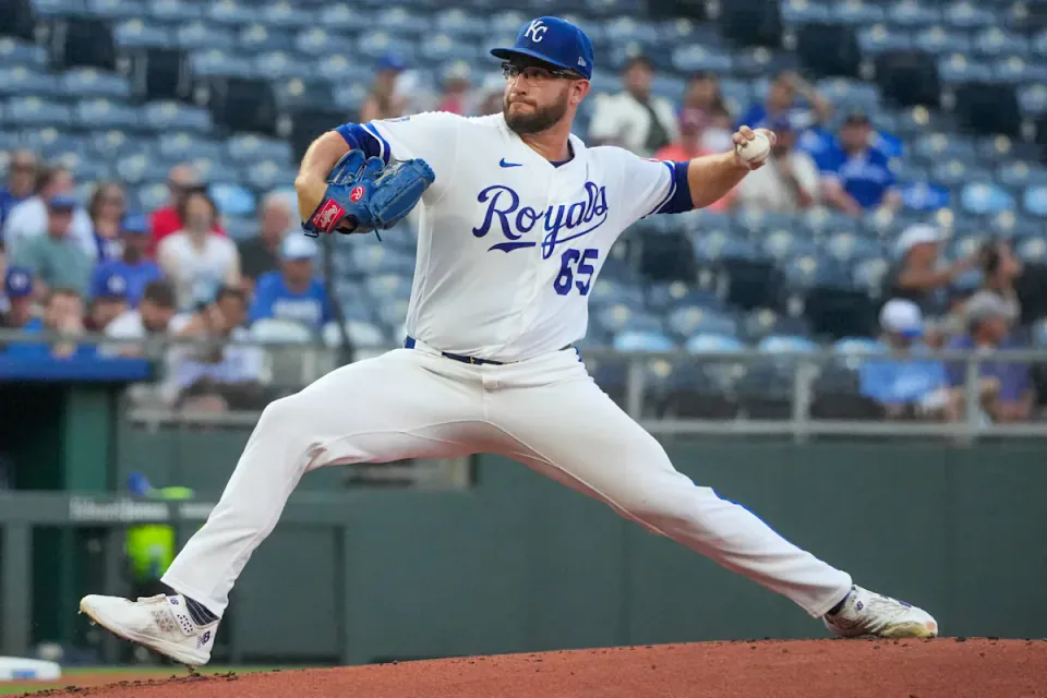Diamondbacks, Kauffman Stadium'da Royals ile playoff mücadelesi verirken saha alıyor görseli