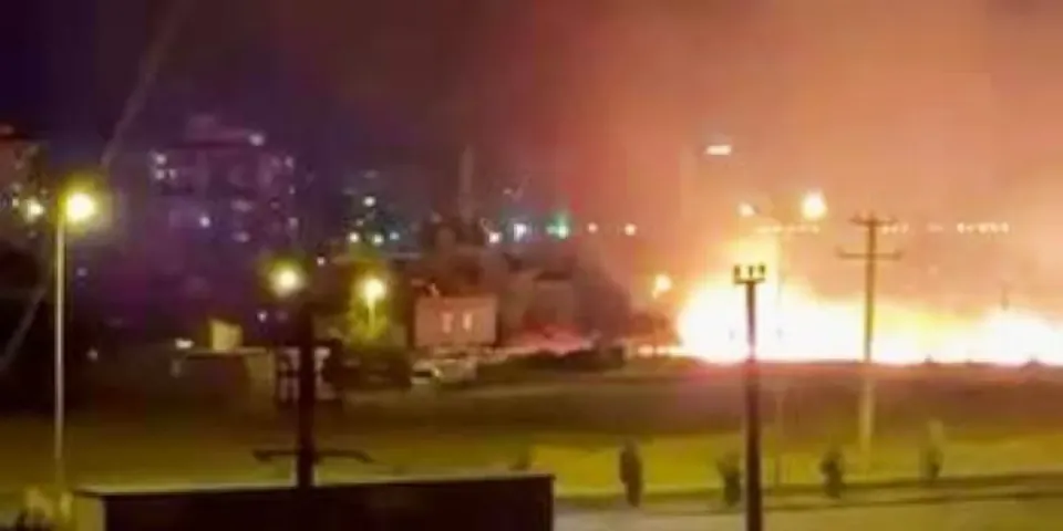 Diyarbakır'da Kurut İlikli Yangın Alevler Evlere Sıçramadan Kontrol Altına Alındı görseli