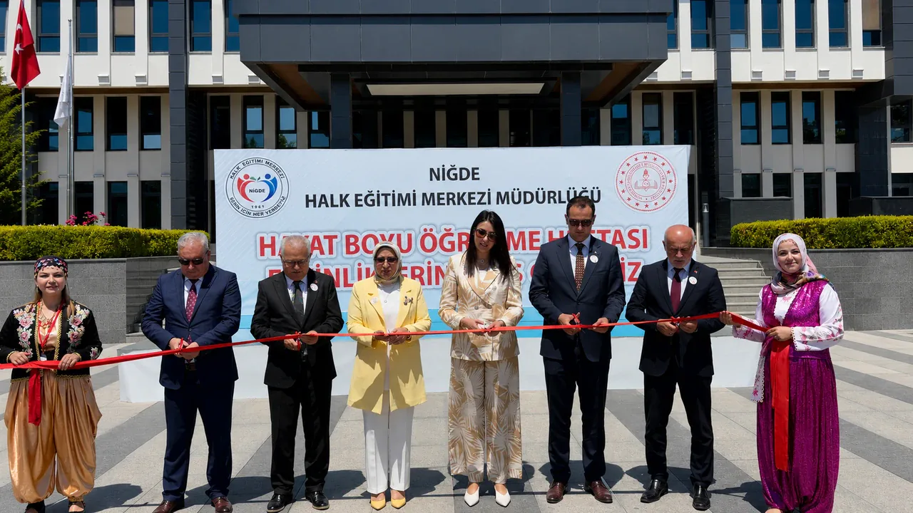 Niğde'de Binlerce Kursiyerin El Emeği Meydanda Sergilendi Niğde'de Binlerce Kursiyerin El Emeği Meydanda Sergilendi