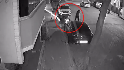 İstanbul Yeşilkent'te Sokak Ortasında Silahlı Kovalamaca