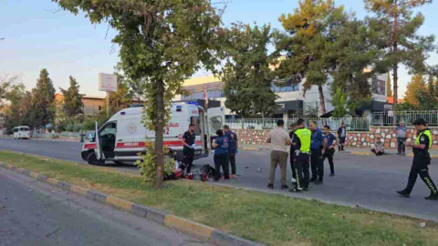 Nizip'te 14 Yaşındaki Motosiklet Sürücüsü Ağaca Çarptı: Hayatını Kaybetti