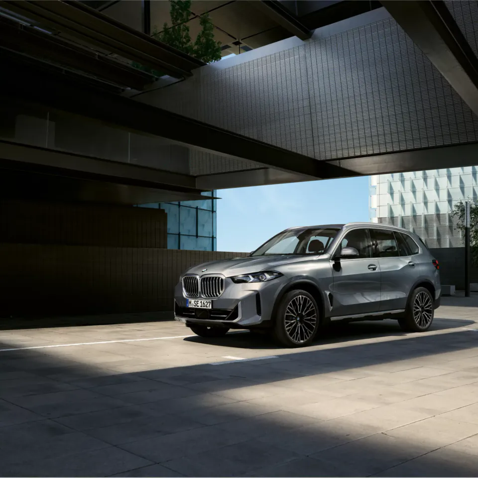 Yeni BMW X5 Tanıtılıyor: Tasarımda Radikal Değişim ve İkonik Detaylara Veda görseli