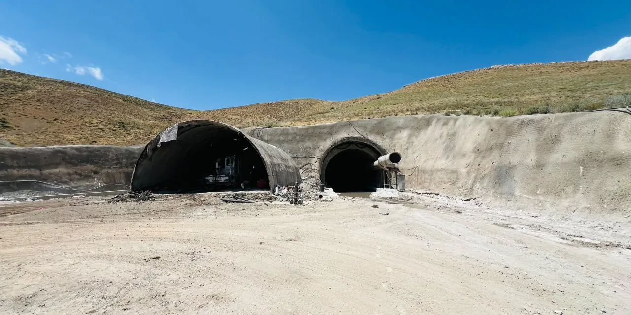 Hakkâri Yeniköprü Tünellerinde Kazı Çalışmaları İlerliyor Hakkâri Yeniköprü Tünellerinde Kazı Çalışmaları İlerliyor