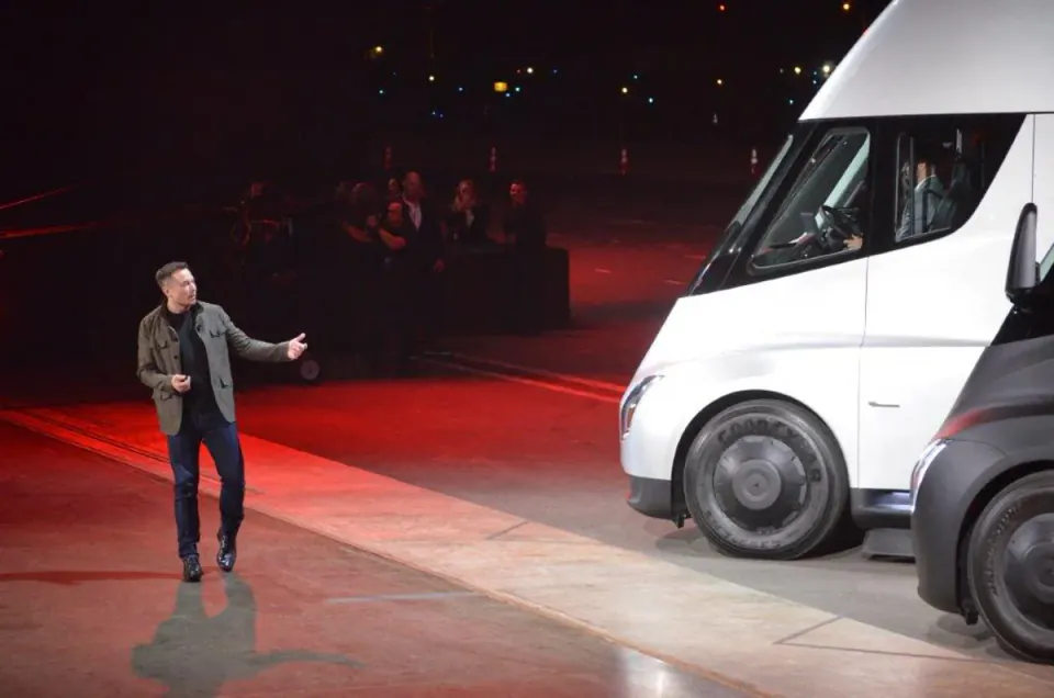Tesla Semi Geri mi Dönüyor? Elektrikli Tır Projesinde Yeni Hareketlilik görseli
