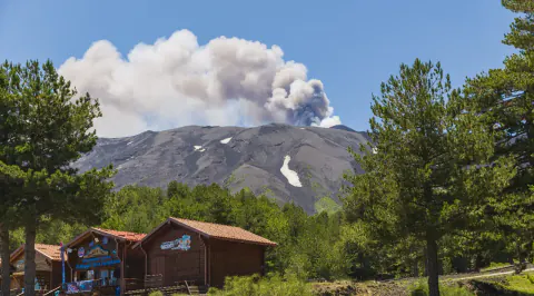 Etna Yanardağı'nda Tehlike Çanları: Catania Havalimanı'nda Uçuşlar Durduruldu