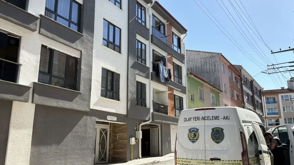5 Yaşındaki Çocuk 3. Kat Penceresinden Düştü: Ağır Yaralı görseli