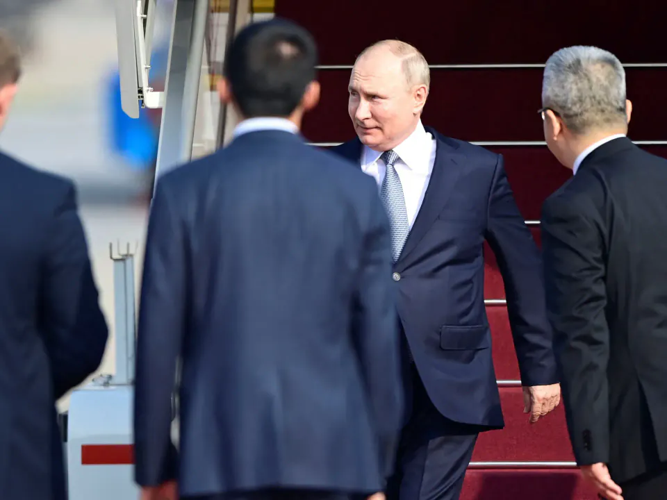 Putin'in Diplomatik Güç Gösterisi: Dil Yetkinliği ve Protokol Sembolizmi görseli