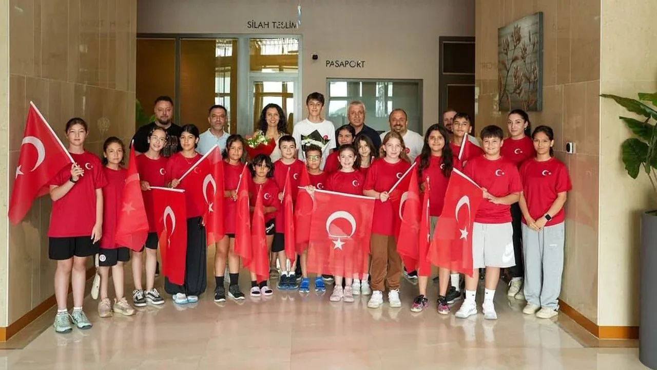 Avrupa Şampiyonu Görkem Öçal'a Antalya'da Coşkulu Karşılama Avrupa Şampiyonu Görkem Öçal'a Antalya'da Coşkulu Karşılama