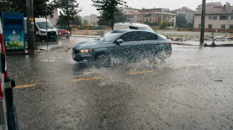 Yalova'da aniden başlayan şiddetli sağanak yağış kent hayatını felç etti