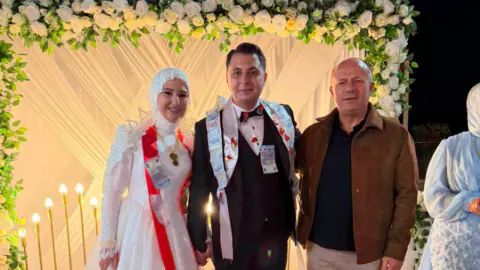 Büyükkarıştıran Belediye Başkanı Ertuğrul Çamlıca, Nurdan ve Yunus Emre'nin düğününe katıldı