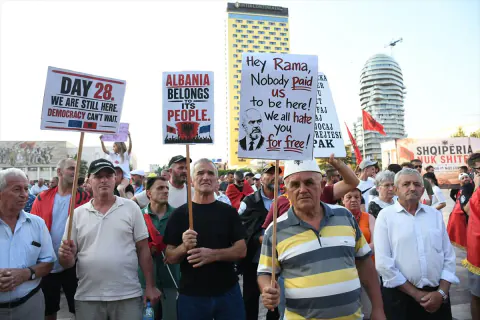 Arnavutluk'ta Kriz ve Diplomasi: Zvernec Protestoları ve Güç Savaşları