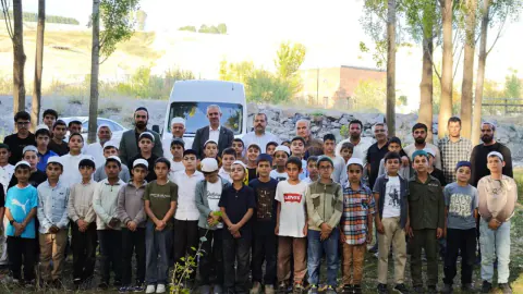 Ahlat Kaymakamı Özgür Kaya, hafızlık öğrencileriyle Recep Tayyip Erdoğan Millet Bahçesi'nde buluştu