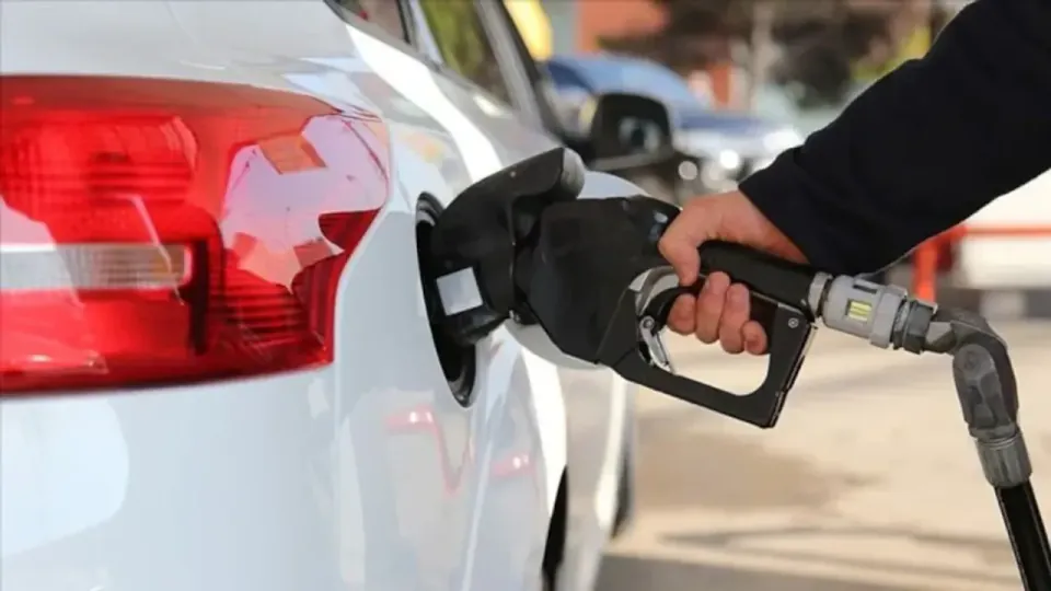 Bakan Bayraktar'dan akaryakıt fiyatları açıklaması: Petrol düşerken pompa neden değişmiyor? görseli