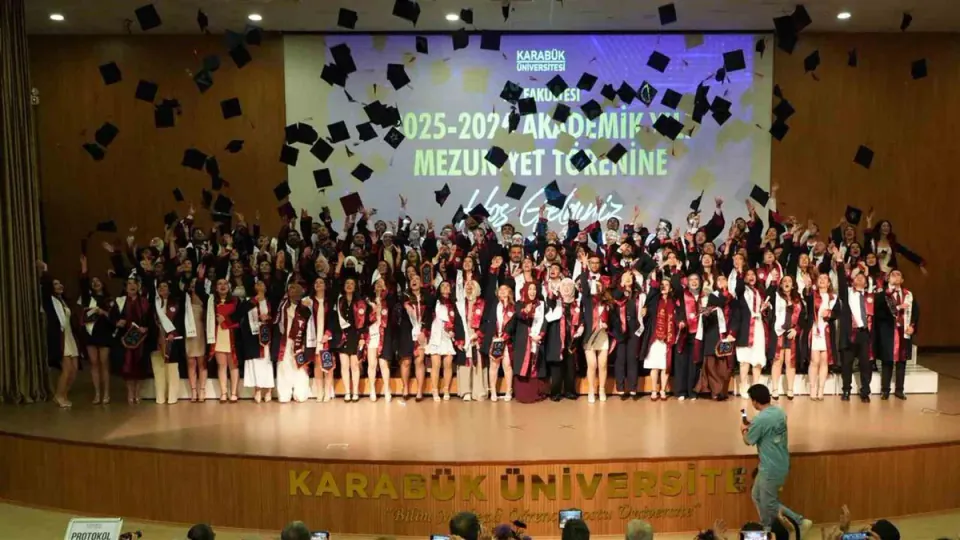 Karabük Üniversitesi Tıp Fakültesi'nde Mezuniyet Heyecanı: Genç Hekimler Yemin Etti görseli