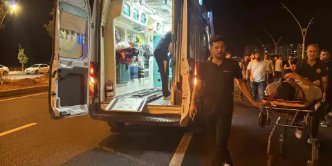 Kayapınar'da hareketli kamyonetten düşen genç hastaneye kaldırıldı Kayapınar'da hareketli kamyonetten düşen genç hastaneye kaldırıldı