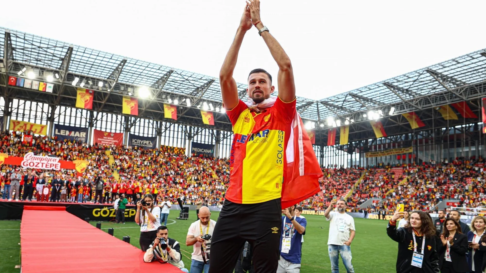 Göztepe'de Kale Değişimi: Mateusz Lis Gidiyor, İranlı Genç Yetenek Geliyor Göztepe'de Kale Değişimi: Mateusz Lis Gidiyor, İranlı Genç Yetenek Geliyor