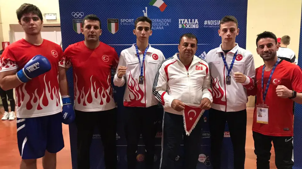 Karamanlı Boksörler Kayseri'de Tarih Yazdı: Üç Madalya Birden görseli