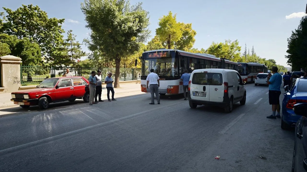 Eskişehir'de Korkutan Kaza: Belediye Otobüsünün Altında Kalan Çocuk Yaralandı Eskişehir'de Korkutan Kaza: Belediye Otobüsünün Altında Kalan Çocuk Yaralandı