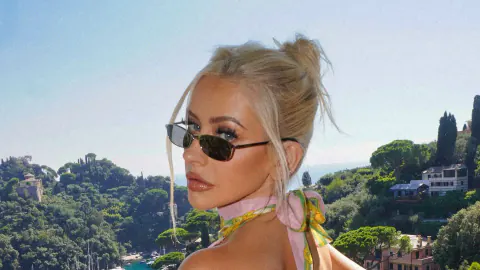 Christina Aguilera, İtalya tatilinde cesur dekolteli elbiseyle forma gösterdi