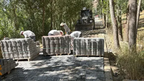 Bitlis'te kışa hazırlık: Köy yolları parke taşiyle yenileniyor