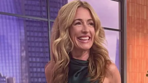 Cat Deeley'den Yaz Şıklığı: Boden İmzalı İpek Bluz Dikkat Çekti
