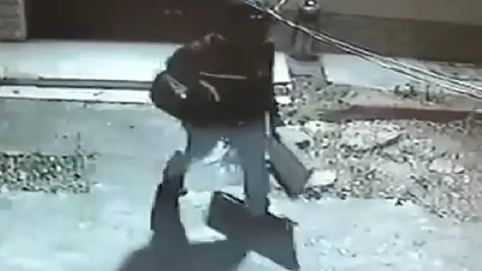 Karabük'te apartman girişinden demir mazgalı hırsızlığı: Kasklı şüpheli kamerada görseli