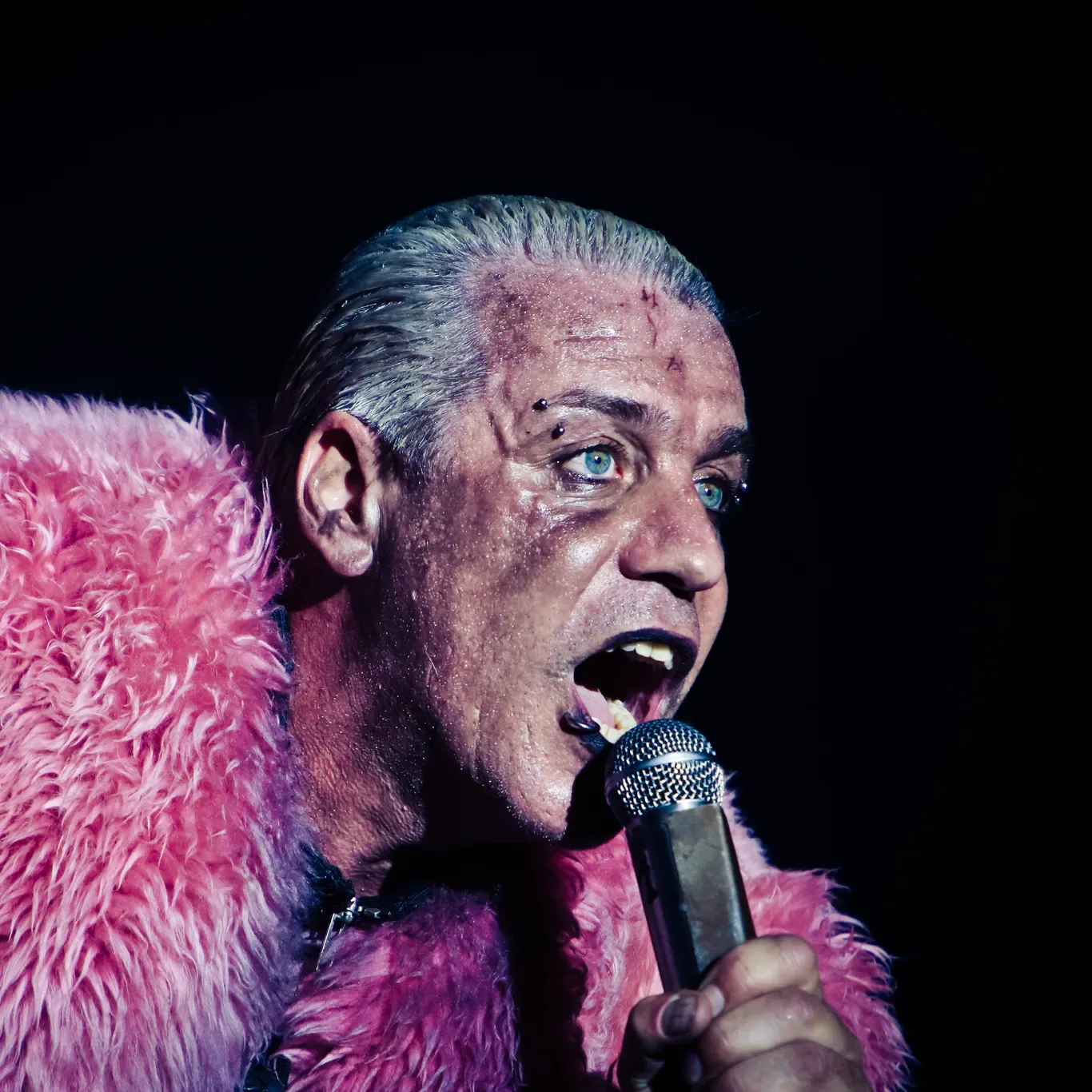 Till Lindemann ve 'Goodbye Deutschland' Tartışmaları: Sanatçı Almanya'yı Terk mi Ediyor? Till Lindemann ve 'Goodbye Deutschland' Tartışmaları: Sanatçı Almanya'yı Terk mi Ediyor?