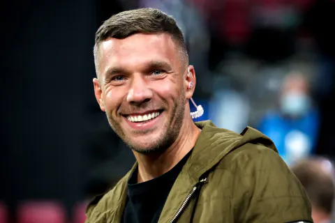 Lukas Podolski'den Sürpriz Karar: Fenerbahçe Eşleşmesi Emekliliği Erteletti