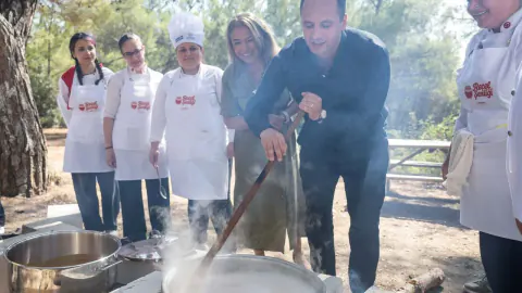 Bornova'da 6 Eylül Reçel Şenliği: Yakaköy'e Ücretsiz Servis ve Program Detayları