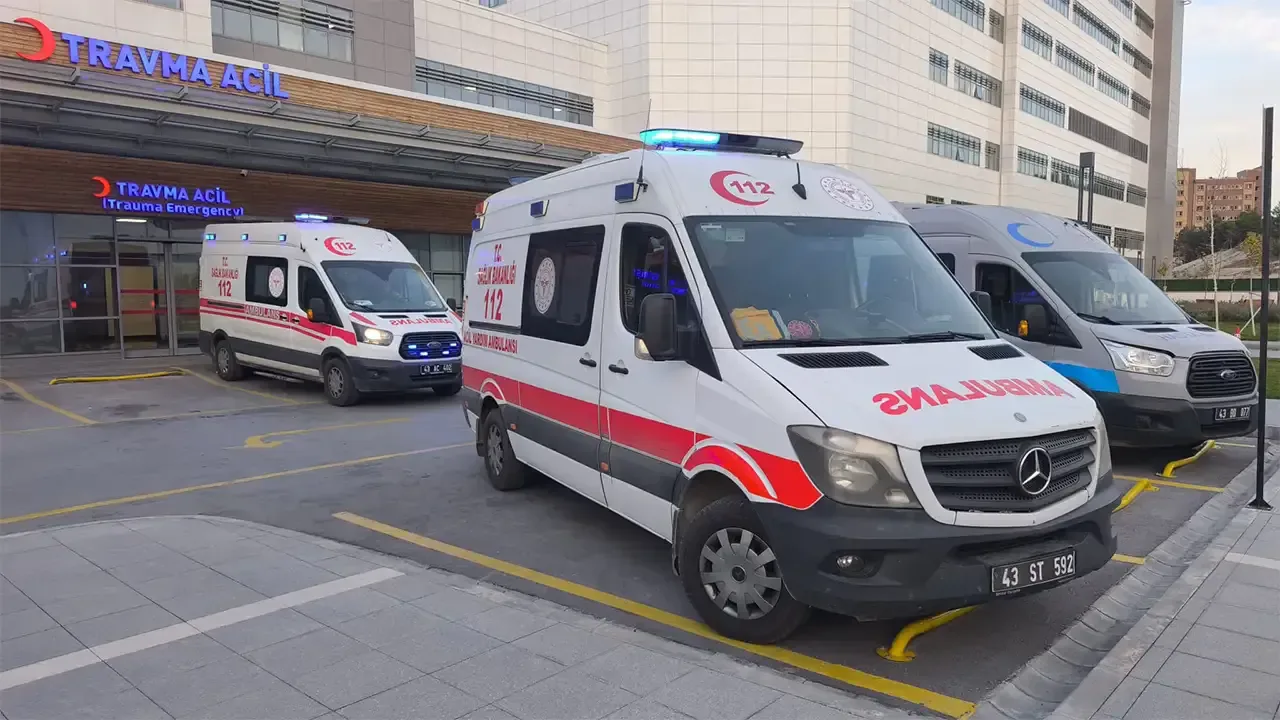 Kütahya'da Korkutan Kaza: 3 Yaşındaki Çocuk Balkondan Düştü Kütahya'da Korkutan Kaza: 3 Yaşındaki Çocuk Balkondan Düştü