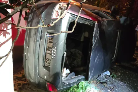 Kocaeli Gölcük'te korkutan kaza: Otomobil 15 metrelik boşluğa yuvarlandı