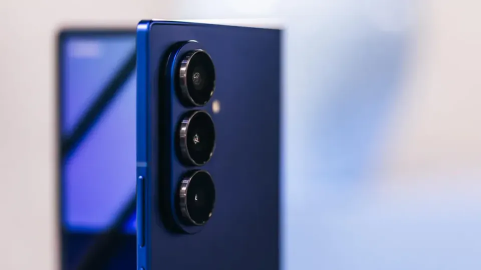Samsung Katlanabilir Telefonlarda Yeni Dönem: Tasarım ve Teknoloji İpucu görseli