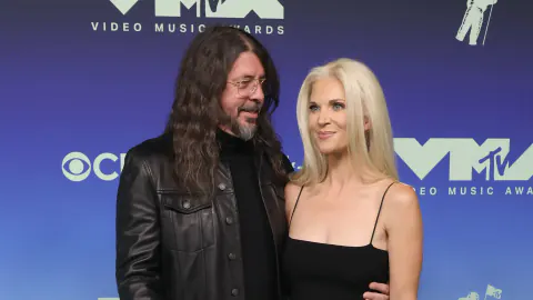 Dave Grohl ve Jordyn Blum, 2026 MTV VMAs'de kare kare gülümsedi: İki yıl önceki itiraf sonrası ilk ortak kırmızı halı