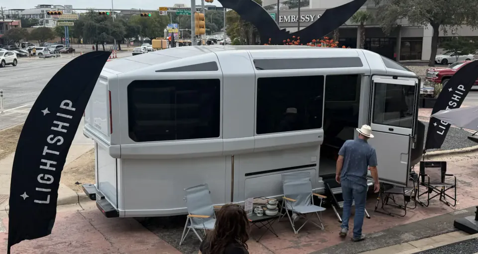 Lightship AE.1: Tesla Mühendislerinin Elektrikli Karavanı Üretimi Colorado'da Hız Kazandı görseli