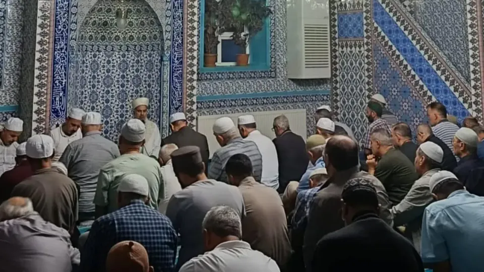Karaman'da Ailece Sabah Namazı Buluşması: Ferit Çelebi Camii'nde Manevi Zirve görseli