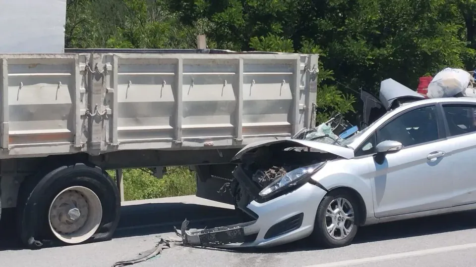 Çorum-Samsun Karayolu'nda feci kaza: Otomobil TIR'a çarptı, 4 yaralı görseli