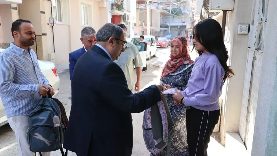 Buca Belediyesi'nden öğrencilere çanta ve kırtasiye desteği: Yeni yılda eşitsizlik önleniyor görseli