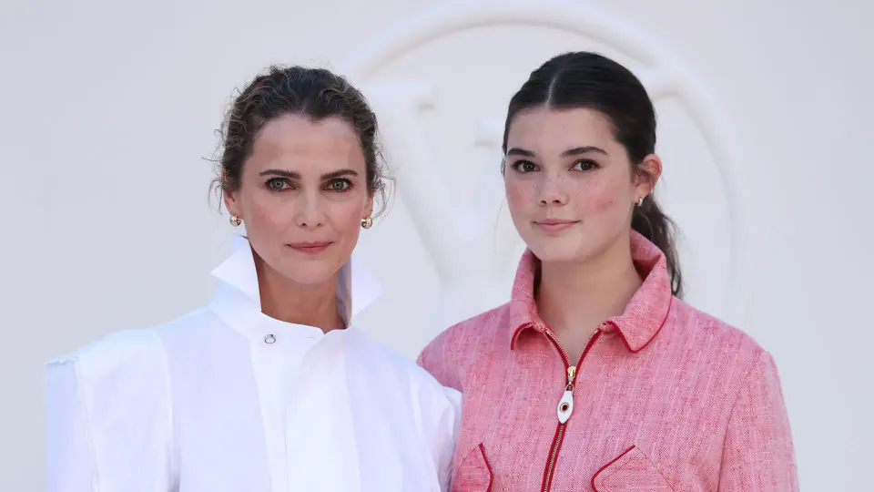 Keri Russell'in 13 yaşındaki kızı Willa, Paris Fashion Week'te ilk kez annesiyle resmi etkinlikte görüldü görseli