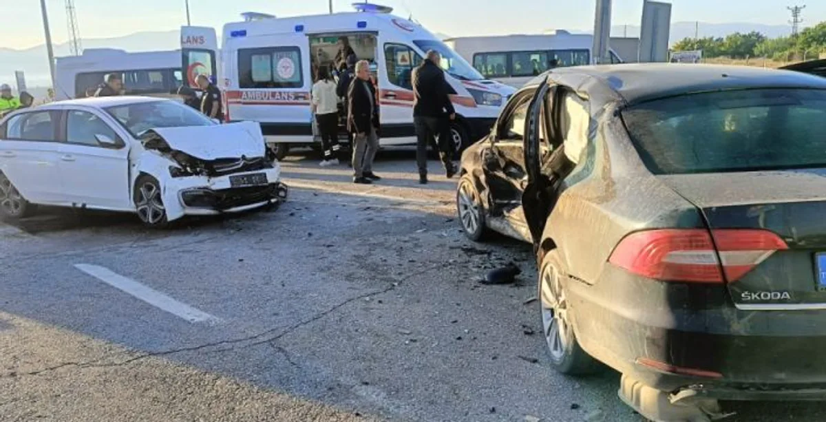 Malatya Akçadağ'da iki araç çarptı: 6 yaralı Malatya Akçadağ'da iki araç çarptı: 6 yaralı