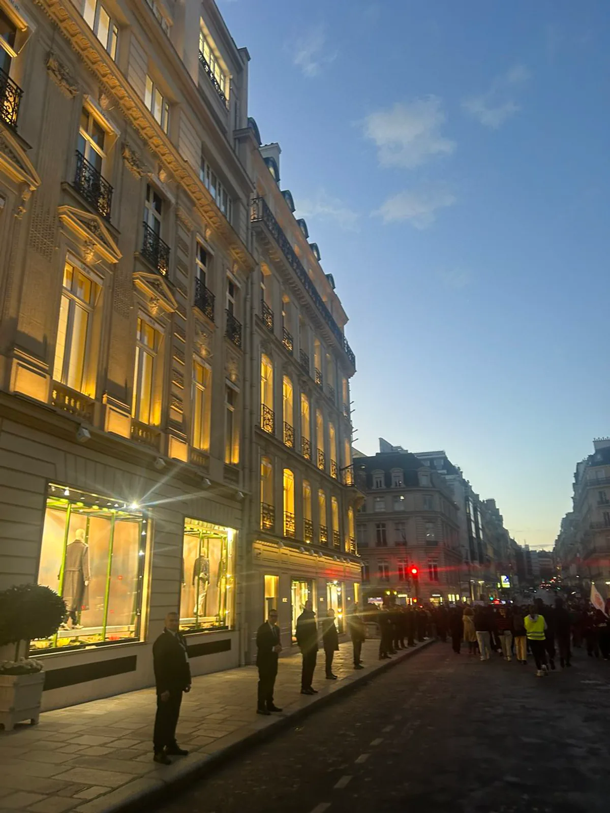Fransa'da Yağmalama Dalgası: Dior Champs-Élysées Mağazasına Özel Koruma Fransa'da Yağmalama Dalgası: Dior Champs-Élysées Mağazasına Özel Koruma