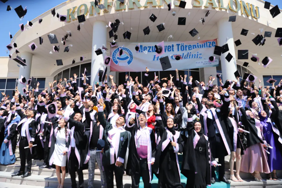 ASÜ'de Mezuniyet Heyecanı: Sosyal Bilimler MYO ile Maraton Tamamlandı görseli