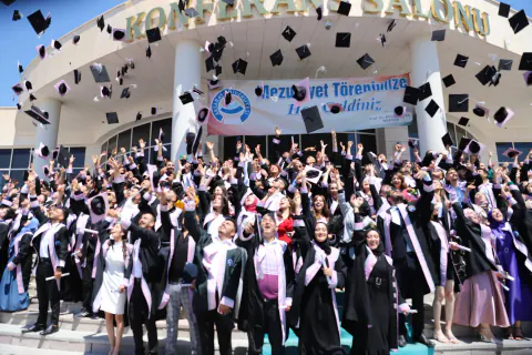 ASÜ'de Mezuniyet Heyecanı: Sosyal Bilimler MYO ile Maraton Tamamlandı