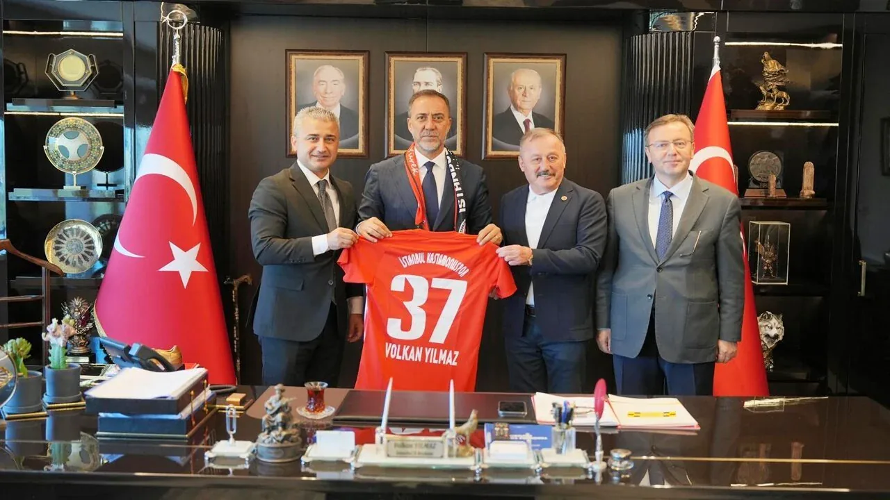 İstanbul Kastamonuspor, MHP İstanbul İl Başkanı Volkan Yılmaz'a forma hediye etti İstanbul Kastamonuspor, MHP İstanbul İl Başkanı Volkan Yılmaz'a forma hediye etti