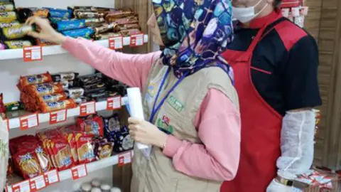Okul kantinlerinde gazlı içecek, cips ve çikolata yasaklandı: Yeni liste açıklandı Okul kantinlerinde gazlı içecek, cips ve çikolata yasaklandı: Yeni liste açıklandı