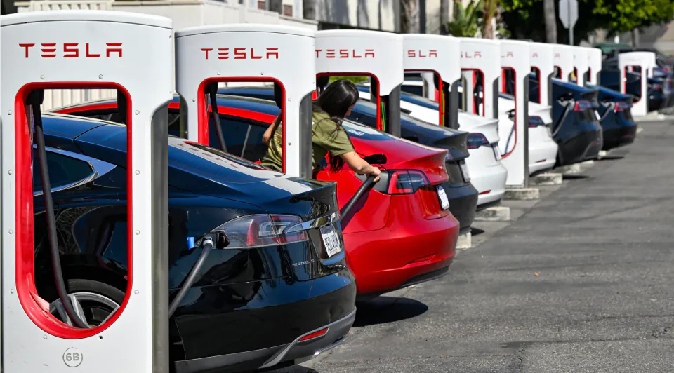 Tesla acil durumda şarj kesip kaçış sağlayan yazılım güncellemesini yayında görseli